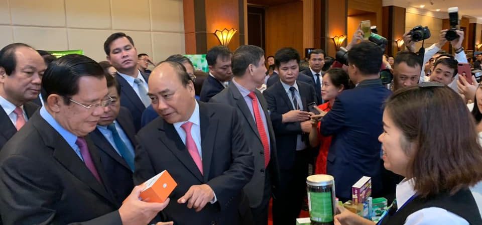 Thủ tướng Nguyễn Xuân Phúc và thủ tướng Samdech Techo Hunsen ghé thăm gian hàng nhà máy Curcumin Bắc Hà