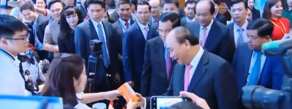 Hình ảnh thủ tướng Nguyễn Xuân Phúc và thủ tướng Hunsen trong buổi ghé thăm 